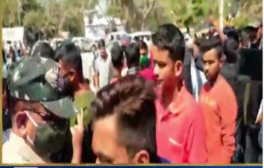 रीवाः सेना में भर्ती की युवाओं ने उठाई मांग, कलेक्टर को सौपा ज्ञापन